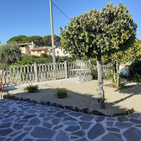 B&B A Due Passi Dal Mare Baja Sardinia Exteriör bild