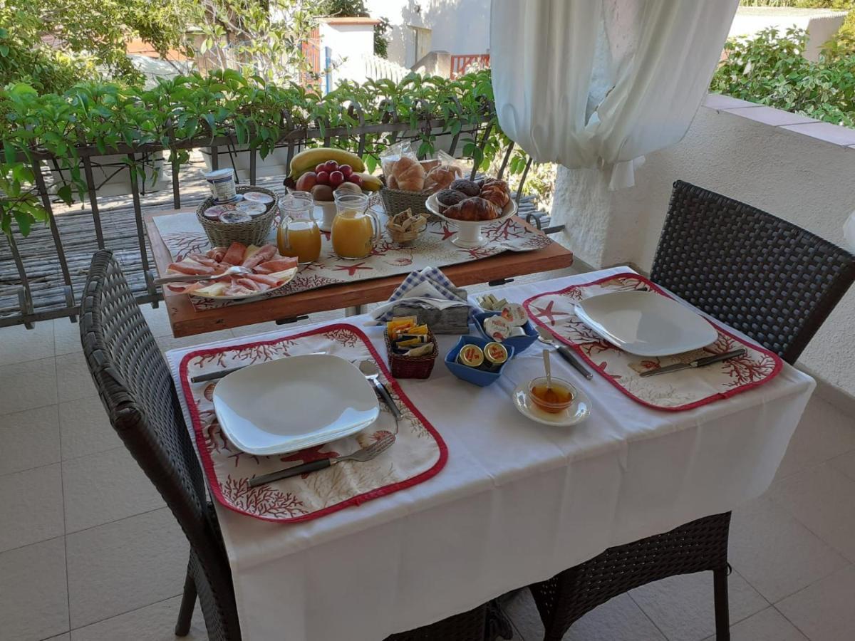 B&B A Due Passi Dal Mare Baja Sardinia Exteriör bild
