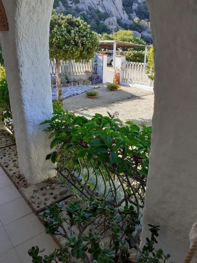 B&B A Due Passi Dal Mare Baja Sardinia Exteriör bild