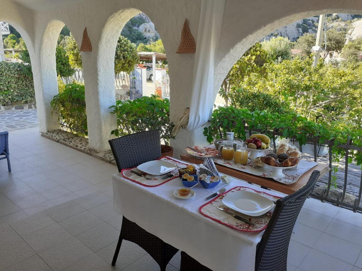 B&B A Due Passi Dal Mare Baja Sardinia Exteriör bild