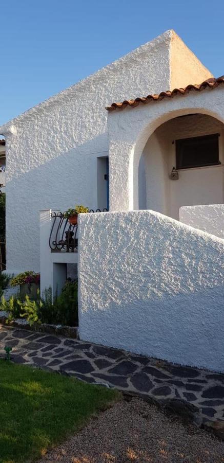 B&B A Due Passi Dal Mare Baja Sardinia Exteriör bild