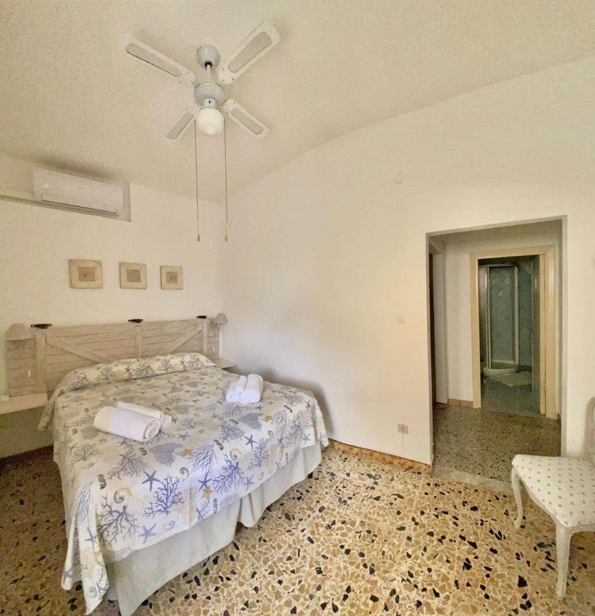 B&B A Due Passi Dal Mare Baja Sardinia Exteriör bild