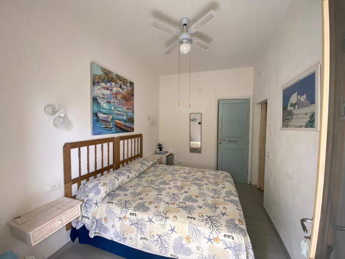 B&B A Due Passi Dal Mare Baja Sardinia Exteriör bild